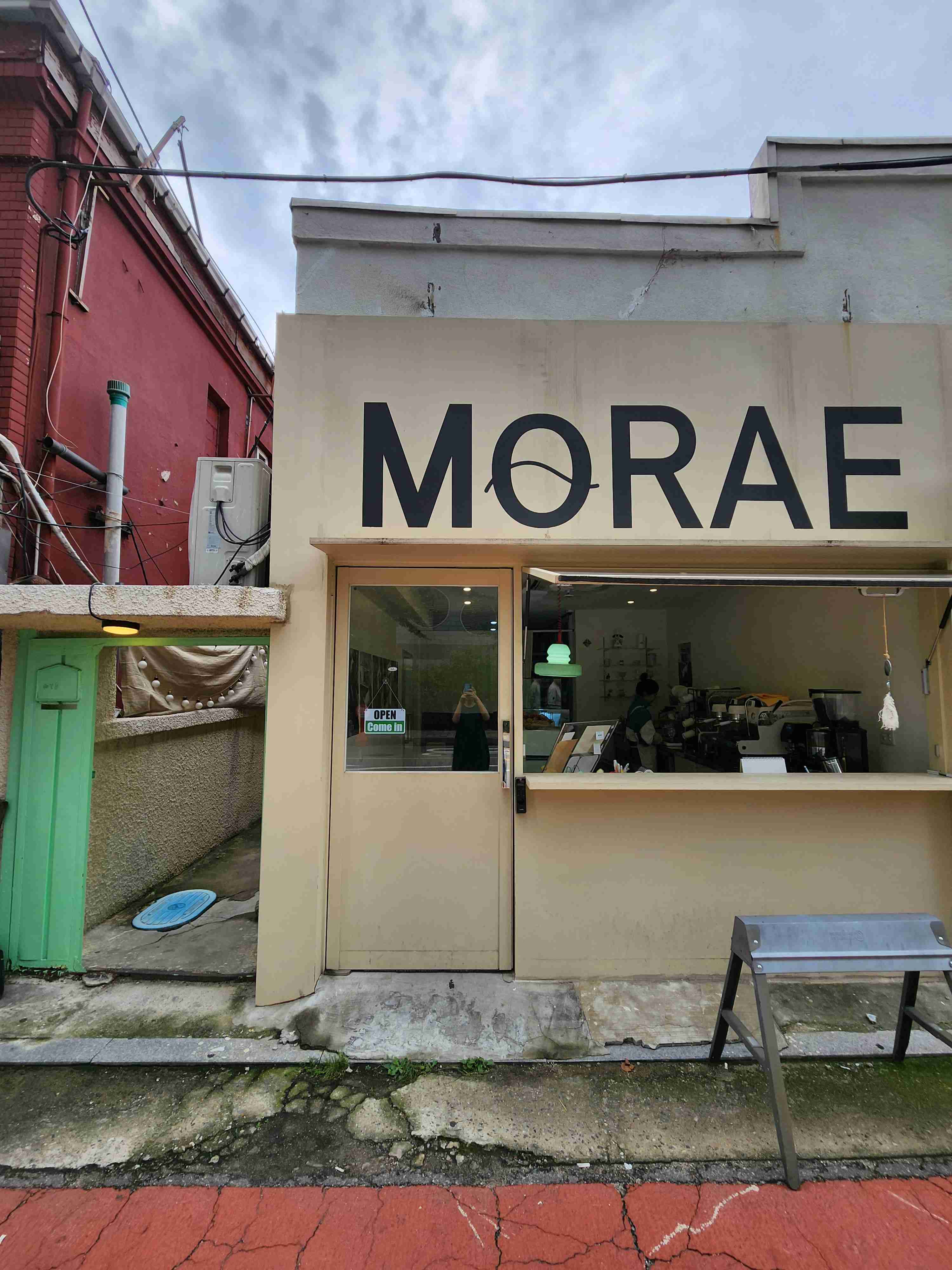 Main entrance of MORAE cafe in Yongsan-gu