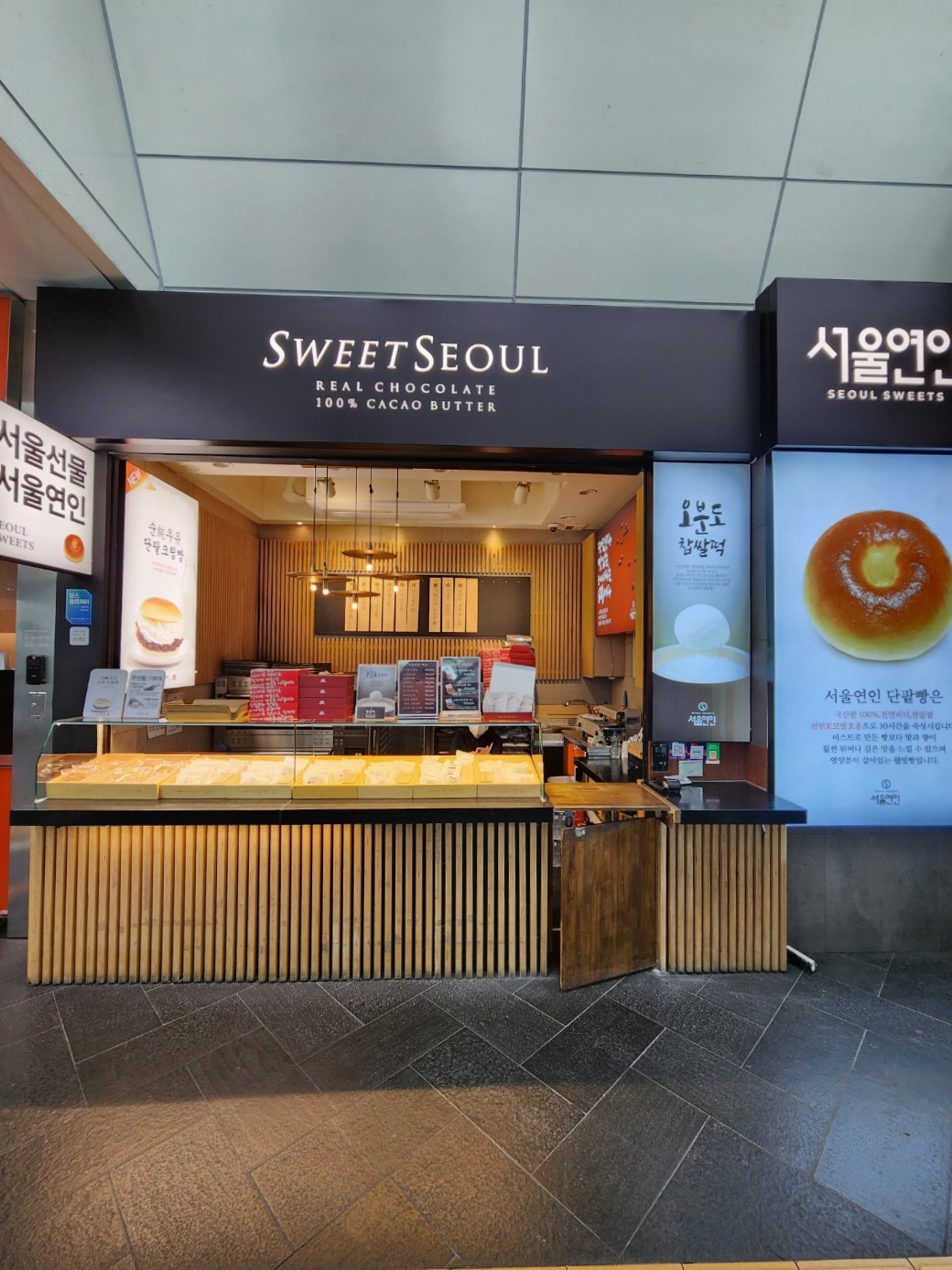 Exterior of Seoul Sweets at Seoul station